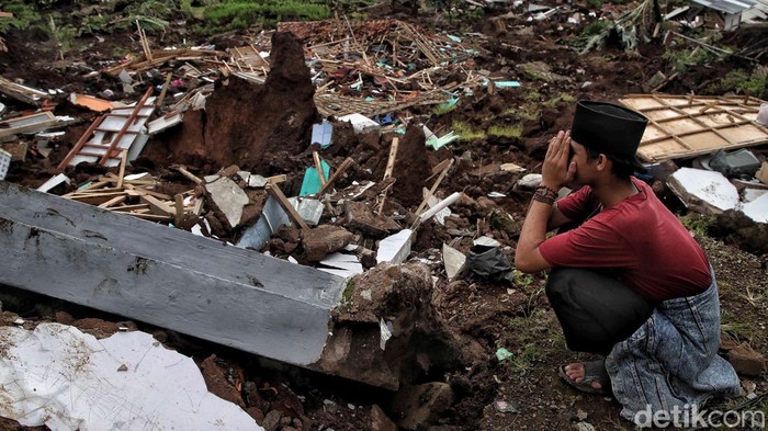Duka Mendalam untuk Korban Gempa Kampung Rawa Cina Cianjur Kampung Rawa Cina di Desa Nagrak merupakan salah satu kawasan yang terdampak parah gempa bumi Cianjur.