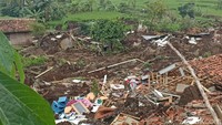 Enam rumah di Kampung Rawacina, Desa Nagrak rata dengan tanah tersapu tanah amblas akibat gempa (Foto: Ikbal Selamet/detikJabar)