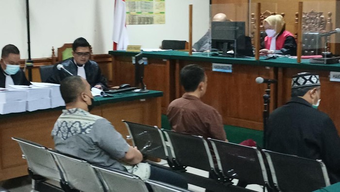 Eks Sekdis Dindikbud Banten Ardius Prihantono menggunakan tutup kepala saat sidang tuntutan di PN Serang