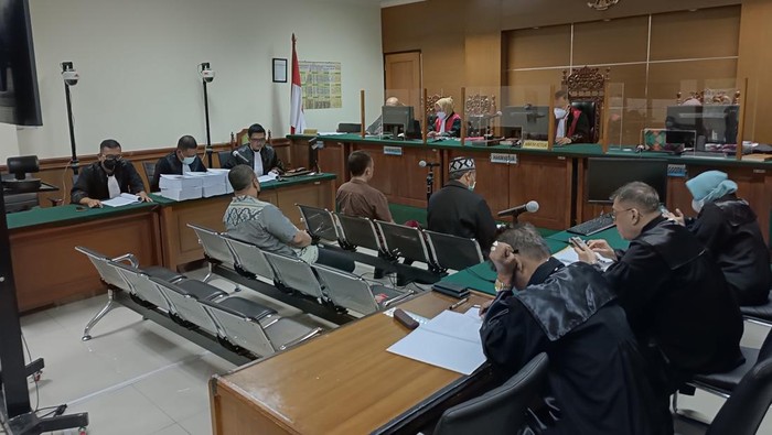 Eks Sekdis Dindikbud Banten Ardius Prihantono menggunakan tutup kepala saat sidang tuntutan di PN Serang