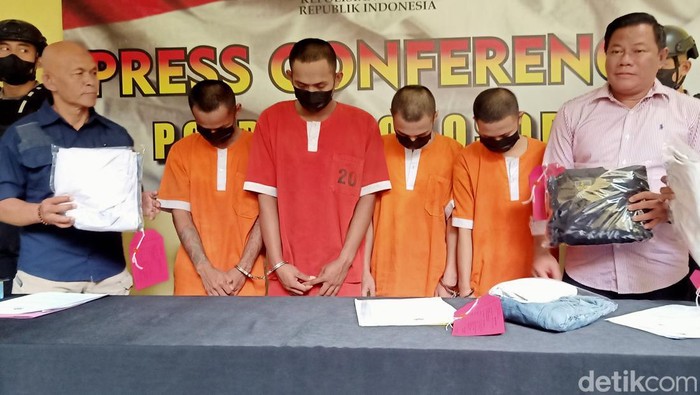 Empat pemuda tersangka pemerkosaan terhadap siswi SMA dihadirkan saat jumpa pers di Mapolres Wonosobo, Kamis (24/11/2022).