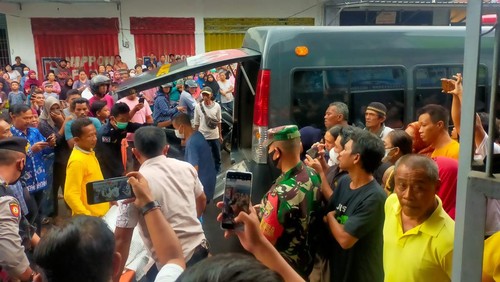 Evakuasi kakek di Mataram, NTB, yang ditemukan tewas gantung diri di rumahnya, Kamis (24/11/2022).