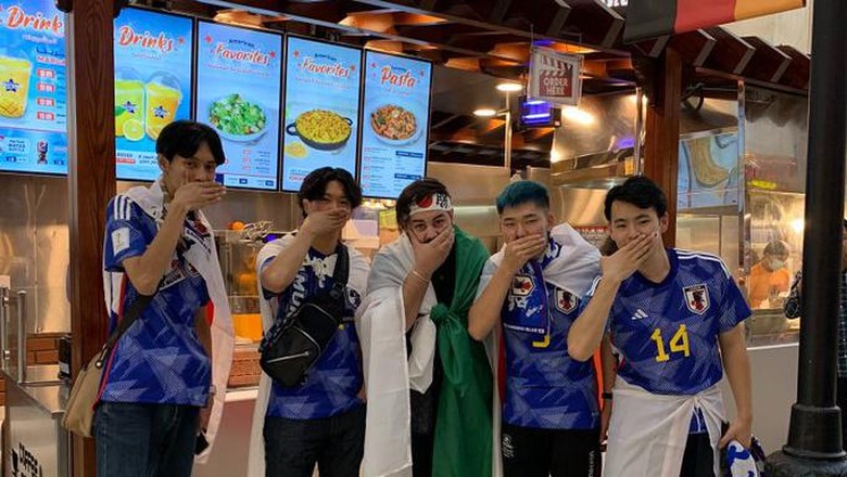 Fans Jepang Mengolok Aksi Tutup Mulut Timnas Jerman Fans Jepang Mengolok Aksi Tutup Mulut Timnas Jerman