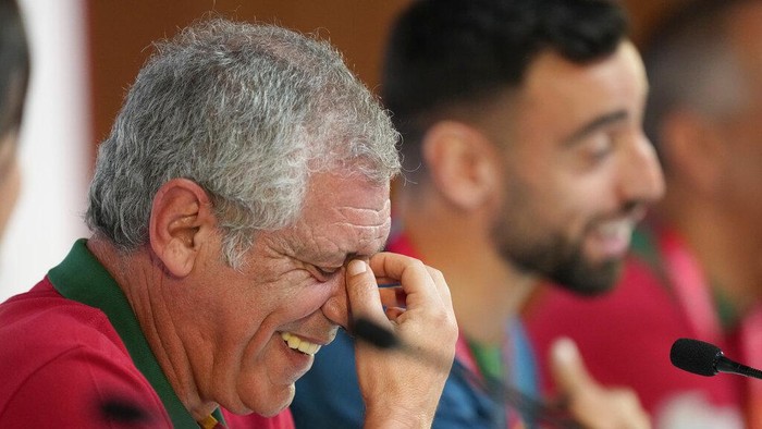 Portugals head coach Fernando Santos, left, smiles while Portugals Bruno Fernandes, right, speaks during a press conference at the Qatar National Convention Center on the eve of the group H World Cup soccer match between Portugal and Ghana in Doha, Qatar, Wednesday, Nov. 23, 2022. (AP Photo/Lee Jin-man)