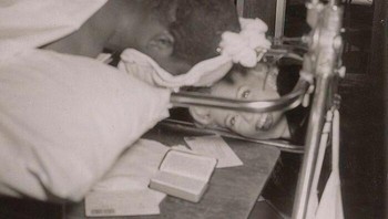 Marilyn Monroe mengunjungi pasukan Amerika yang terluka di Jepang Pada Tahun 1954. Punggungnya patah dan harus selalu dalam posisi tertelungkup selama perawatan. Foto: Historyfeels via Boredpanda  