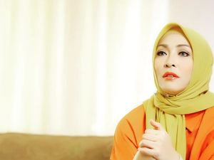 Kebanjiran Pesanan Kue Lebaran, Angelina Sondakh Beri Pesan Ini ke Anak