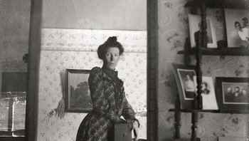 Seorang wanita mengambil jepretan selfie pada tahun 1900. Kamera awal yang dia pegang harganya USD 1, mahal saat itu. Foto: Historyfeels via Boredpanda