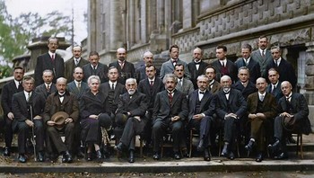 Ketika orang-orang pintar berada dalam satu frame foto. Tujuh belas dari mereka adalah pemenang hadiah Nobel. Foto: Historyfeels via Boredpanda  