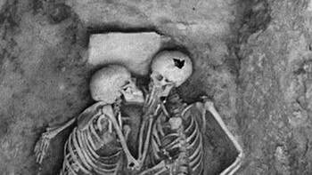 The Hasanlu Lovers adalah pasangan yag meninggal sekitar 800 SM dan ditemukan pada tahun 1972. Mereka meninggal dalam posisi pelukan dan ciuman, dan tetap seperti itu selama 2800 tahun. Foto: Historyfeels via Boredpanda