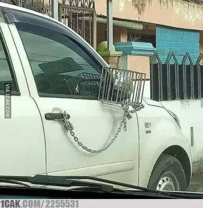 Biar nggak dicuri kaca spionnya dikandangin dulu. Kan kalau gini jadinya aman. Asal jangan sampai lupa kunci gemboknya di mana yaa.. Foto: 1cak.com