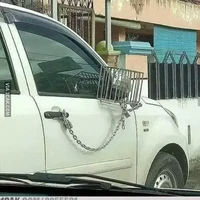 Biar nggak dicuri kaca spionnya dikandangin dulu. Kan kalau gini jadinya aman. Asal jangan sampai lupa kunci gemboknya di mana yaa.. Foto: 1cak.com