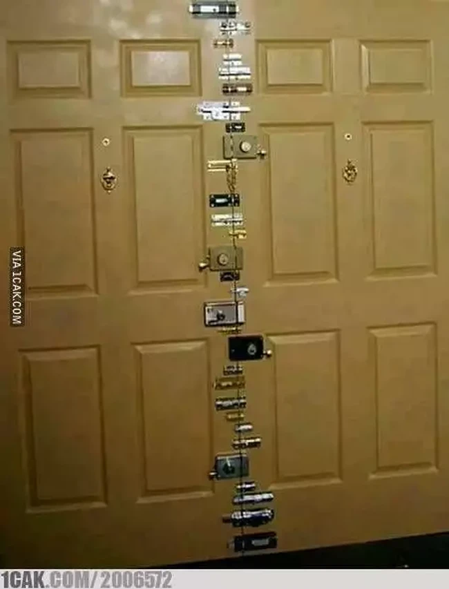 Pintu anti maling. Kalau ini sih nggak cuma maling aja. Orang yang mau buka pintunya juga jadi males harus buka kuncinya satu per satu. Bisa-bisa tamu yang sudah di depan pintu keburu pergi deh karena nunggu kelamaan. Foto: 1cak.com