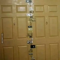 Pintu anti maling. Kalau ini sih nggak cuma maling aja. Orang yang mau buka pintunya juga jadi males harus buka kuncinya satu per satu. Bisa-bisa tamu yang sudah di depan pintu keburu pergi deh karena nunggu kelamaan. Foto: 1cak.com