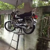Nuruninnya aja udah susah apalagi kalau harus nyolong. Ini mah maling juga males deh mau ngambil, mending cari motor yang lain. Foto: 1cak.com