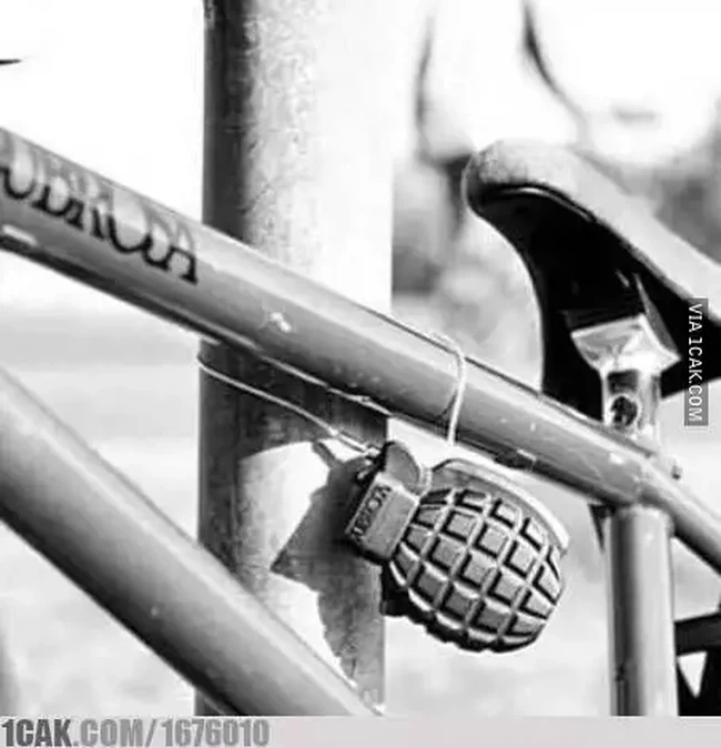 Kalau nekat nyolong taruhannya nyawa. Nggak cuma buat maling, yang punya sepeda kalau mau membuka gemboknya juga dijamin deg-degan. Foto: 1cak.com