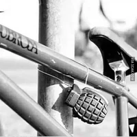 Kalau nekat nyolong taruhannya nyawa. Nggak cuma buat maling, yang punya sepeda kalau mau membuka gemboknya juga dijamin deg-degan. Foto: 1cak.com