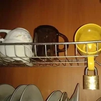 Selain anti maling gelas ini juga anti Corona. Kalau digembok seperti ini kan jadi nggak ada orang lain yang seenaknya bisa pakai. Tampaknya ide yang satu ini patut dicoba nih, terutama untuk di lingkungan kantor. Pastinya akan sangat berguna. Foto: Reddit