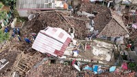 Sejumlah desa di Cianjur porak-poranda terdampak gempa M 5,6 yang terjadi pada Senin (21/11). Adek Berry/AFP/Getty Images