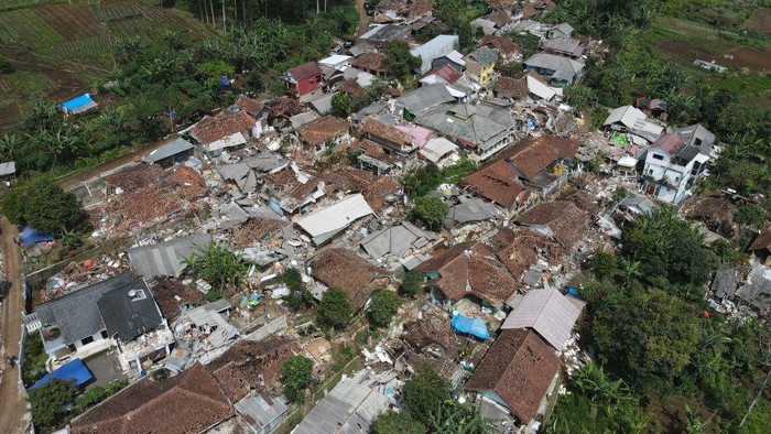 Foto Udara Permukiman Porak Poranda Terdampak Gempa Cianjur CIANJUR, INDONESIA - NOVEMBER 23: An aerial view of the demolished settlements after the earthquake in Suka Mulya village of Cianjur, West Java, Indonesia on November 23, 2022. More than 2,000 buildings collapsed and many rescuers and volunteers were deployed Wednesday in the area 268 people died and thousands of residents were injured when the earthquake struck 5.6 magnitude. (Photo by Eko Siswono Toyudho/Anadolu Agency via Getty Images)