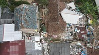 Pandangan udara dari permukiman yang hancur setelah gempa bumi di desa Suka Mulya, Cianjur, Jawa Barat. Eko Siswono Toyudho/Anadolu Agency/Getty Images
