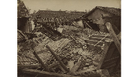 Kerusakan di distrik Cina Tjiandjoer akibat gempa bumi pada 28 Maret 1879. (Foto: Woodbury & Page (Batavia)/ Leiden Digital Collections)