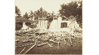 Kerusakan rumah Dokter J.L.G le Rutte di Tjiandjoer akibat gempa pada 28 Maret 1897. (Foto: Woodbury & Page (Batavia)/ Leiden Digital Collections)