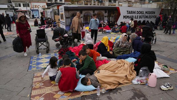 Gempa di Turki terjadi pada 23 November 2022 dini hari waktu setempat. Ini adalah keadaan warga yang mengungsi setelah guncangan gempa tersebut.