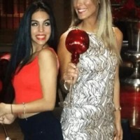 Potretnya di usia awal 20an memperlihatkan bagaimana Georgina berpesta dengan teman-teman. Penampilan tubuh Georgina muda pun bikin salah fokus. Foto: Internet via The Sun