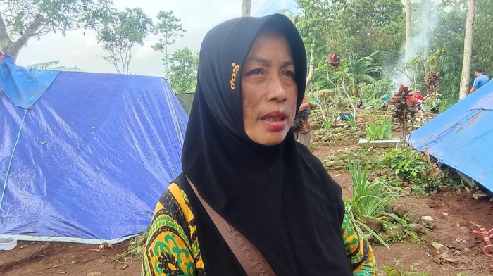 Guru bocah Azka korban gempa Cianjur, Dede Nuryati, mengaku senang muridnya ditemukan selamat usai 3 hari tertimbun reruntuhan.