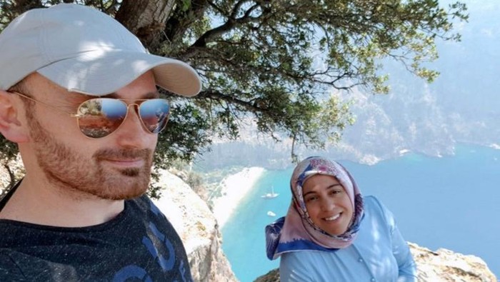 Hakan Aysal membunuh isrinya, Semra Aysal, yang tengah hamil 7 bulan usai selfie di tepi tebing.