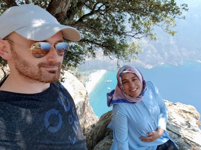 Hakan Aysal membunuh isrinya, Semra Aysal, yang tengah hamil 7 bulan usai selfie di tepi tebing.
