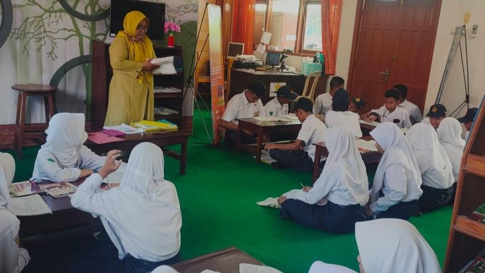 hari guru di blitar