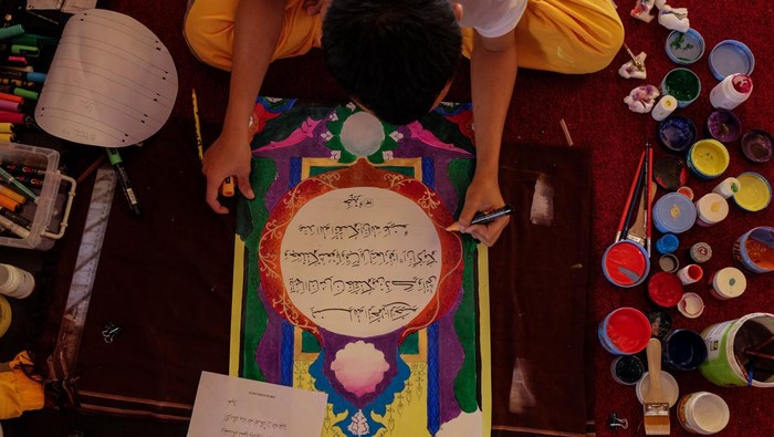 Peserta mengikuti lomba seni kaligrafi Islami pada Pekan Olahraga dan Seni Antar Pondok Pesantren Tingkat Nasional (Pospenas) IX di Solo, Jawa Tengah, Kamis (24/11/2022). Pospenas yang berlangsung hingga Minggu (27/11/2022) di Solo tersebut mengangkat tema Gerak Santri Bangkit Negeri. ANTARA FOTO/Maulana Surya/rwa.