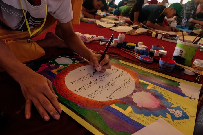 Peserta mengikuti lomba seni kaligrafi Islami pada Pekan Olahraga dan Seni Antar Pondok Pesantren Tingkat Nasional (Pospenas) IX di Solo, Jawa Tengah, Kamis (24/11/2022). Pospenas yang berlangsung hingga Minggu (27/11/2022) di Solo tersebut mengangkat tema Gerak Santri Bangkit Negeri. ANTARA FOTO/Maulana Surya/rwa.