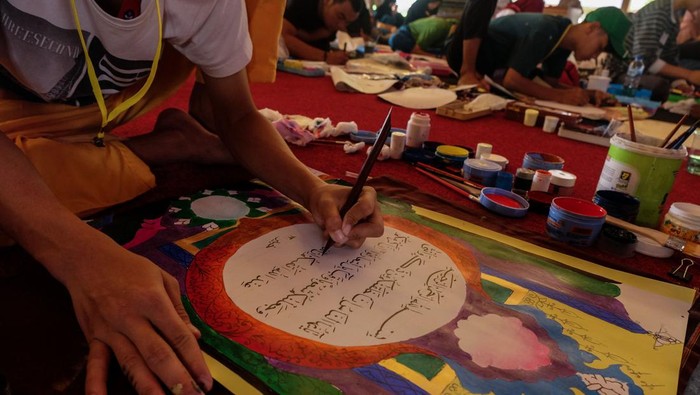 Peserta mengikuti lomba seni kaligrafi Islami pada Pekan Olahraga dan Seni Antar Pondok Pesantren Tingkat Nasional (Pospenas) IX di Solo, Jawa Tengah, Kamis (24/11/2022). Pospenas yang berlangsung hingga Minggu (27/11/2022) di Solo tersebut mengangkat tema Gerak Santri Bangkit Negeri. ANTARA FOTO/Maulana Surya/rwa.