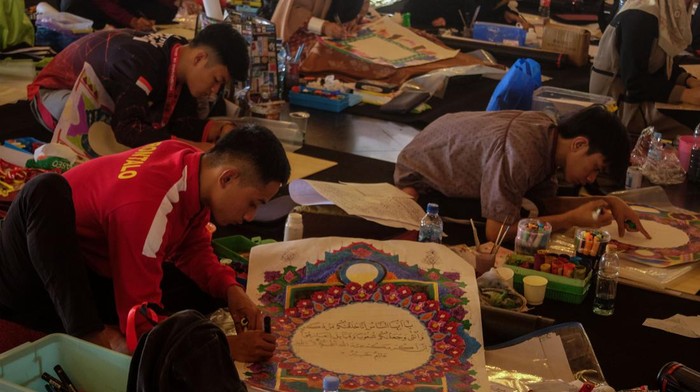 https://visual.detik.com/cms/upload/ Peserta mengikuti lomba seni kaligrafi Islami pada Pekan Olahraga dan Seni Antar Pondok Pesantren Tingkat Nasional (Pospenas) IX di Solo, Jawa Tengah, Kamis (24/11/2022). Pospenas yang berlangsung hingga Minggu (27/11/2022) di Solo tersebut mengangkat tema Gerak Santri Bangkit Negeri. ANTARA FOTO/Maulana Surya/rwa.