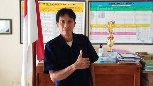 I Nyoman Suweca guru honorer yang mengabdi 15 tahun di pelosok Karangasem.