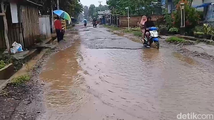 Jalan alternatif Subang-Karawang rusak