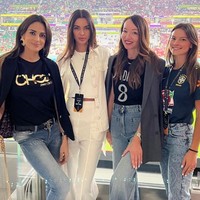 Saat menonton Piala Dunia 2022, model 29 tahun itu tampil sopan. Dia memilih pakaian serba putih. Foto: dok. Instagram/@anaantic