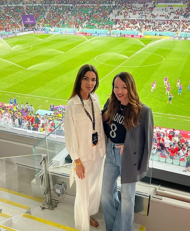 Dalam salah satu unggahan temannya @anaantic, Joana menggunakan kemeja putih yang tidak dikancing dengan dalaman putih yang juga senada dengan celananya. Foto: dok. Instagram/@anaantic