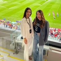 Dalam salah satu unggahan temannya @anaantic, Joana menggunakan kemeja putih yang tidak dikancing dengan dalaman putih yang juga senada dengan celananya. Foto: dok. Instagram/@anaantic