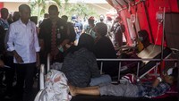 Jokowi melihat kondisi perawatan pasien terluka akibat gempa Cianjur berjalan baik. Yang sembuh diperbolehkan pulang. Sedangkan yang luka berat dirujuk.
