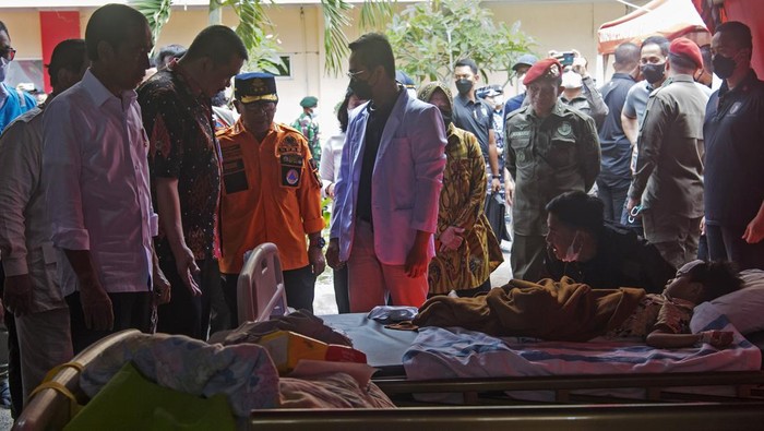 Jokowi Pantau Penanganan Korban Gempa di RSUD Sayang Cianjur Presiden Joko Widodo mengunjungi RSUD Sayang, Cianjur, Kamis (24/11). Kedatangannya untuk mengecek penanganan pasien korban gempa.