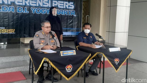 Kabid Humas Polda DIY Kombes Yuliyanto dan Wadir Krimum Polda DIY AKBP Tri Panungko saat memberikan keterangan terkait pemberhentian kasus penipuan yang melibatkan anggota DPRD Bantul, Kamis (24/11/2022)