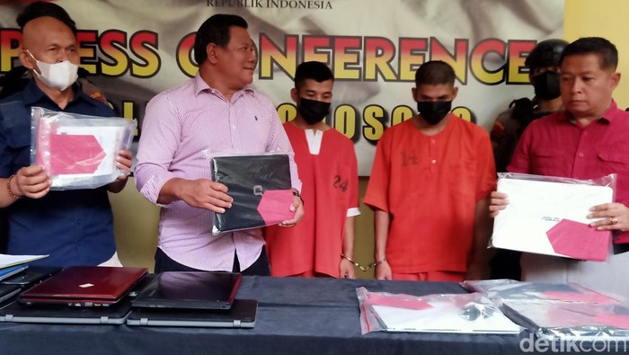 Kakak adik pelaku pencurian belasan laptop saat dirilis Polres Wonosobo, Kamis (24/11/2022).