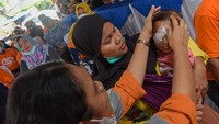 Petugas memperbaiki perban seorang anak usai mengikuti operasi katarak di Rumah Sakit Mencirim 77, Medan, Sumatera Utara, Kamis (24/11/2022). 