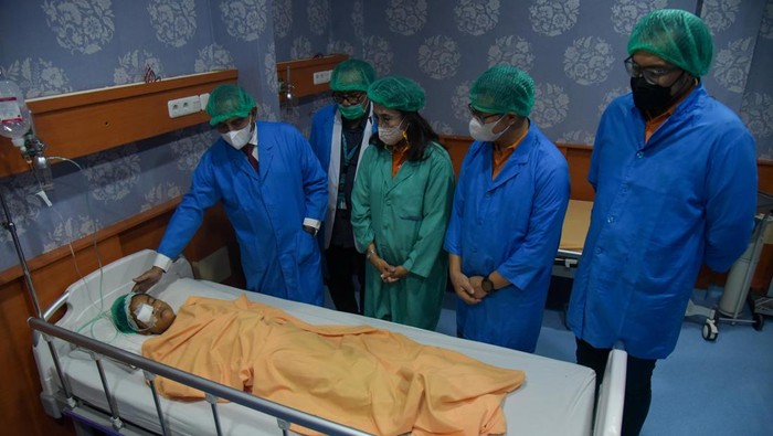 Petugas memperbaiki perban seorang anak usai mengikuti operasi katarak di Rumah Sakit Mencirim 77, Medan, Sumatera Utara, Kamis (24/11/2022). Berdasarkan Hasil survei Rapid Assessment of Avoidable Blindness (RAAB) oleh Perhimpunan Dokter Spesialis Mata Indonesia dan Balitbangkes, angka kebutaan di Indonesia mencapai 3 persen dan katarak merupakan penyebab tertinggi yakni sekitar 81 persen. ANTARA FOTO/Fransisco Carolio/hp.