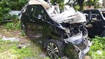 Potret Laka Alphard Vs Truk di Tol Boyolali, Kap Mobil Sampai Terangkat!