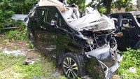 Kecelakaan ini menewaskan tiga orang, semuanya penumpang mobil Alphard. Tampak mobil Alphard warna hitam itu rusak berat. Foto: Jarmaji/detikJateng 