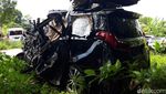 Potret Laka Alphard Vs Truk di Tol Boyolali, Kap Mobil Sampai Terangkat!